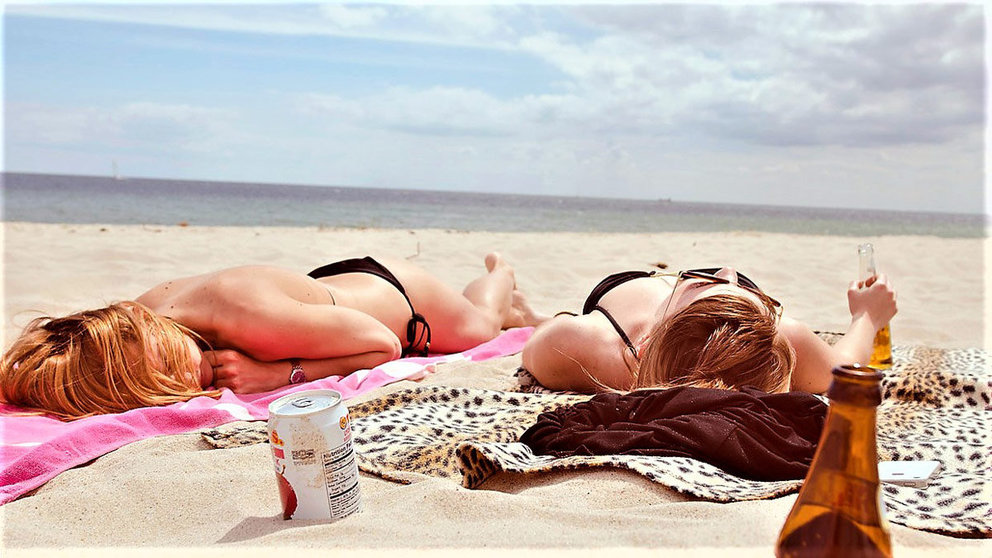 women-girls-beach