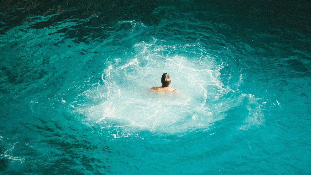 Man-swim-jump-sea-by-Julia-Joppien-Unsplash