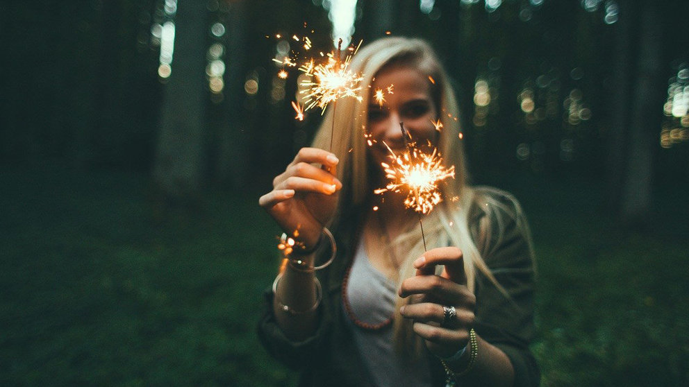 Woman-girl-sparkler-fireworks-blonde