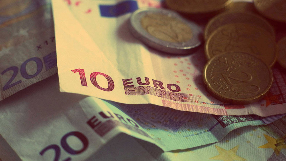 Money-banknote-bill-coins-euro