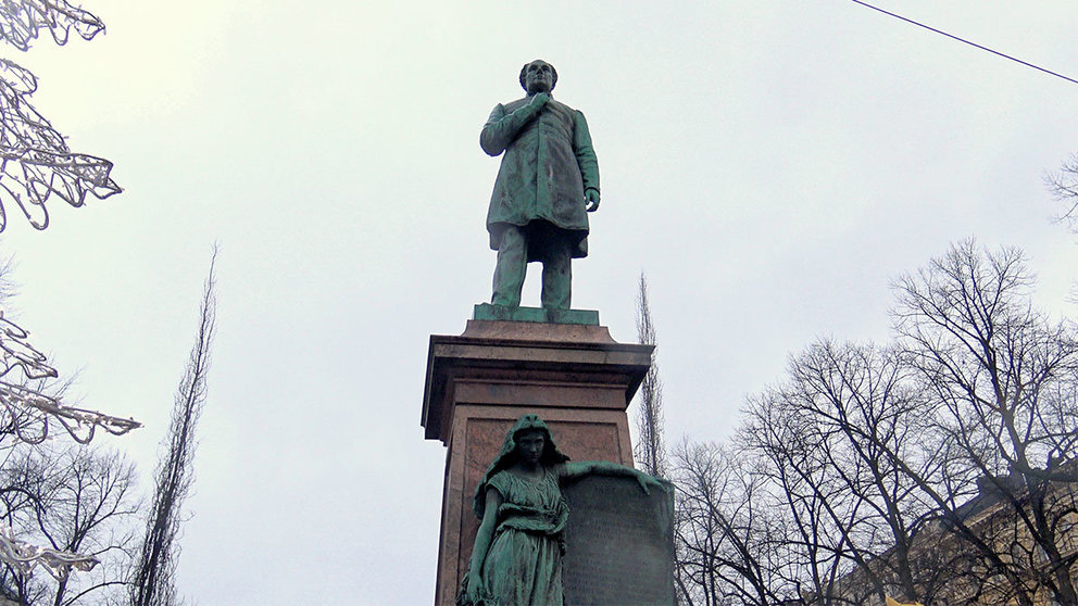 Runeberg-statue-Helsinki-by-Eric-Lipchis