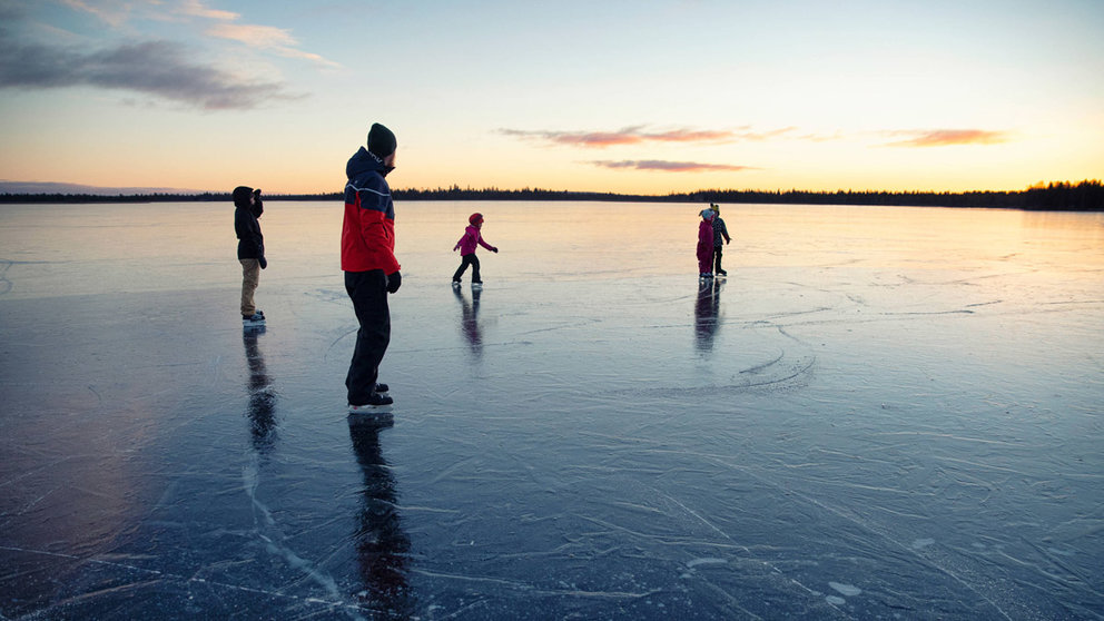 Ice-skating-in-Ylläsjäarvi-by-HarriTarvainen---Visit-Finland