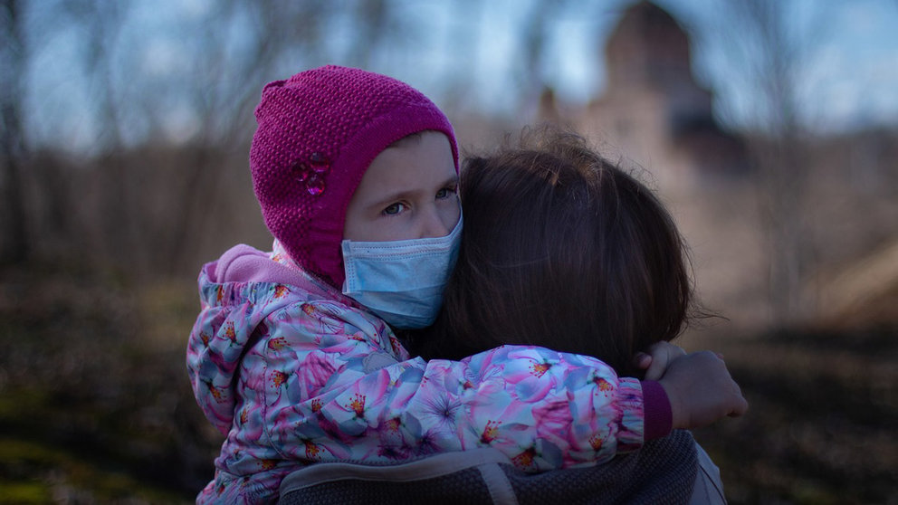 Coronavirus-child-mask-mother-family-ill-sick-disease-flu-influenza