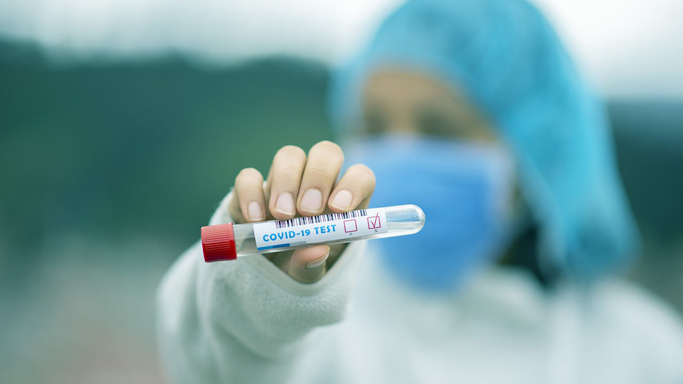 Coronavirus-Covid-test-tube-doctor-nurse-mask-face