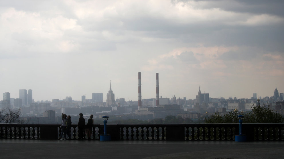 FILE PHOTO: People gather at a sightseeing point amid the coronavirus disease (COVID-19) outbreak in Moscow, Russia May 5, 2020. REUTERS/Maxim Shemetov