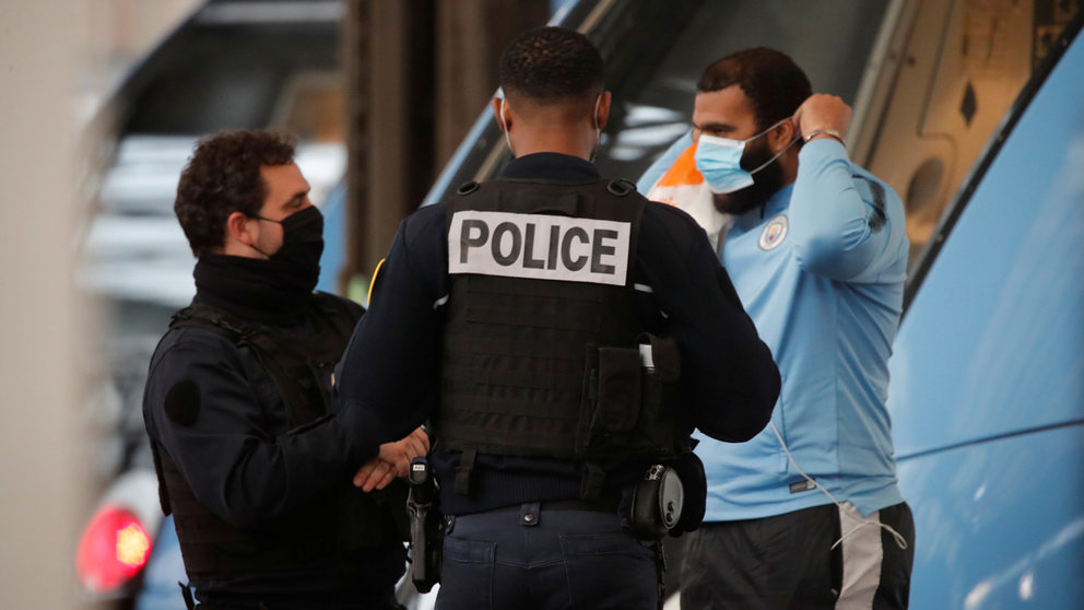 Policemen control a passenger arriving at the Saint-Lazare train station in Paris on the first day mask usage is mandatory in public transport, after France begun a gradual end to a nationwide lockdown due to the coronavirus disease (COVID-19) in France, May 11, 2020. REUTERS/Charles Platiau