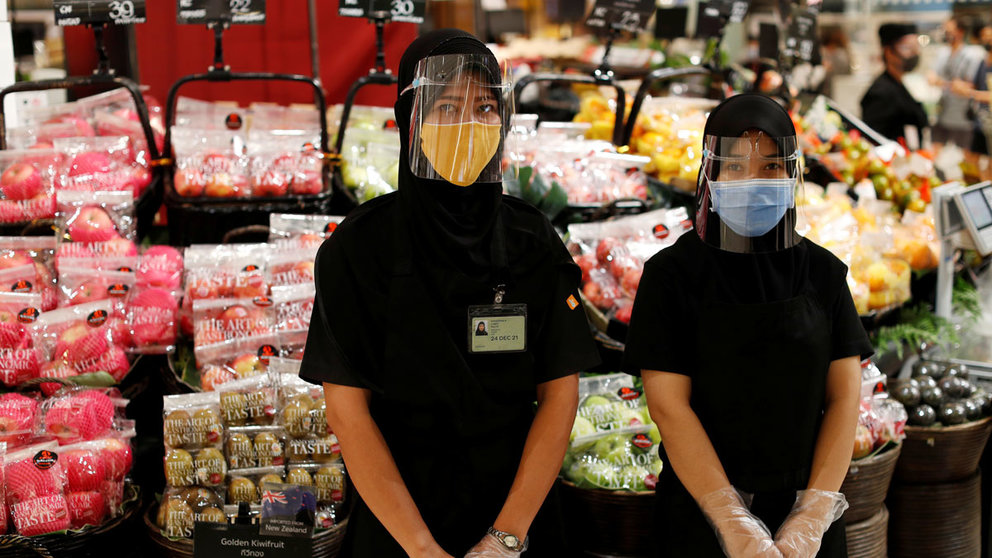 Supermarket employees wear a protective face shields and masks at a shopping mall that is getting ready to reopen amid the outbreak of the coronavirus disease (COVID-19), in Bangkok, Thailand May 14, 2020. REUTERS/Jorge Silva