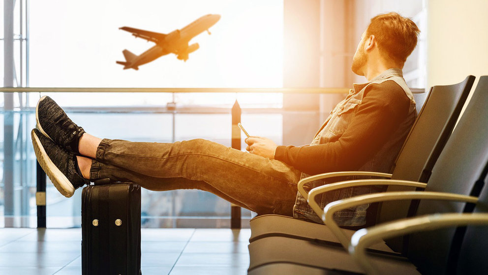 Traveler-plane-airport-traveller-suitcase-luggage