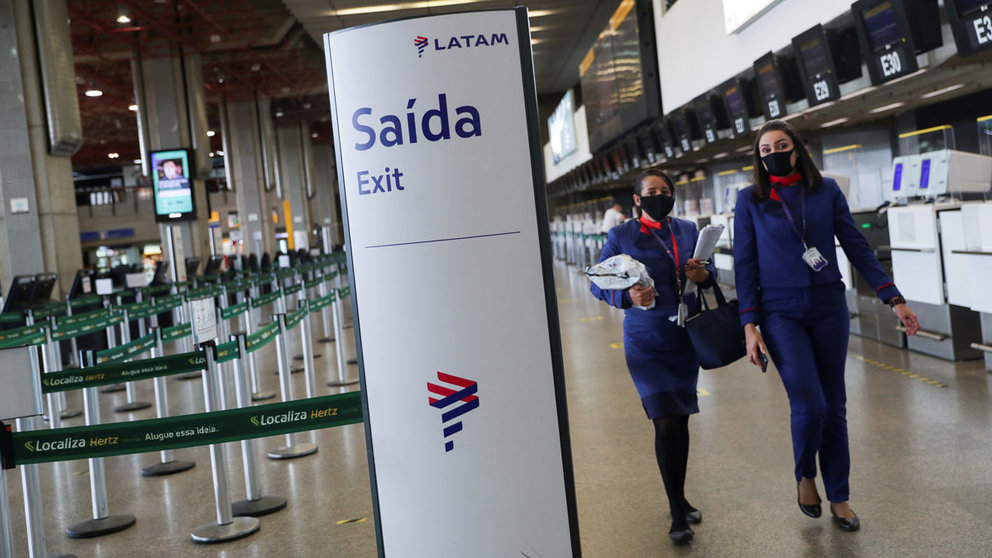 FILE PHOTO: Latam Airlines employees walk at the company&#39;s check-in hall at Guarulhos International airport as air traffic is affected by the outbreak of the coronavirus disease (COVID-19), in Guarulhos, near Sao Paulo, Brazil, May 19, 2020.REUTERS/Amanda Perobelli