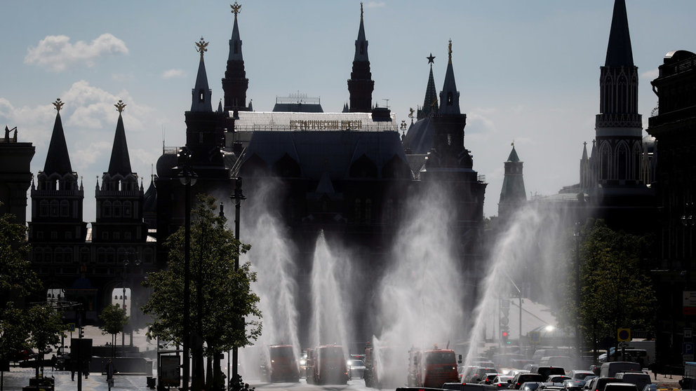 FILE PHOTO: Vehicles spray disinfectant while sanitizing a road amid the outbreak of the coronavirus disease (COVID-19) in Moscow, Russia May 28, 2020. REUTERS/Maxim Shemetov/File Photo