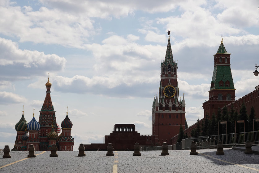 St. Basil&#39;s Cathedral (l), the Lenin mausoleum and the Spassky Tower of the Kremlin on Red Square. Photo: Ulf Mauder/dpa