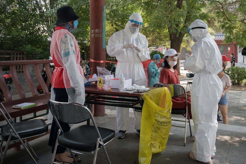 Medical staff prepare to perform nucleic acid test at a local community in Beijing, following the detection a new outbreak of Coronavirus (Covid-19). Photo: 65 0 110 0 100 0 114 0 101 0 97 /PPI via ZUMA Wire/dpa