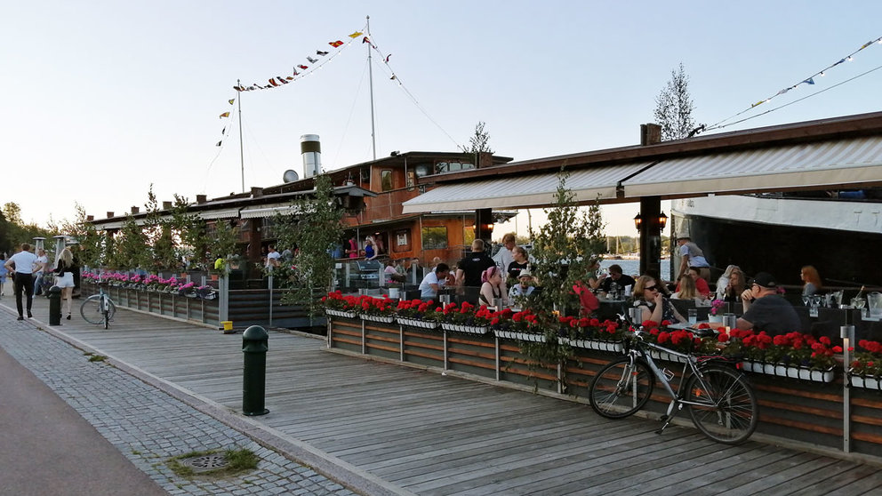 Restaurants-people-Lappeenranta-harbour-Midsummer-Juhannus-by-Foreigner.fi