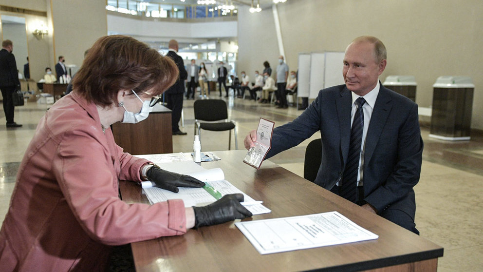 Russian President Vladimir Putin (R) shows his ID to a member of the election commission before casting his ballot in a referendum on amendments to the Russian Constitution, at a polling station in Moscow. The referendum seeks changes to the constitution that could enable Putin to run for re-election twice more and potentially remain in power until he is 83 years old. Photo: -/Kremlin/dpa