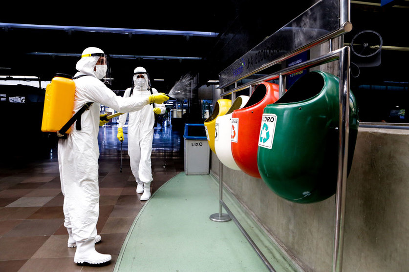 Brazil, Sao Paulo: Brazilian army and navy soldiers are seen wearing full protective gear as they carry out disinfection works at the Tiete bus terminal in Sao Paulo, amd the Coronavirus (Covid-19) outbreak. Photo: Dario Oliveira/ZUMA Wire/dpa