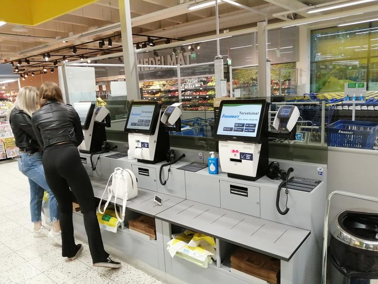 Women paying for their purchases in a supermarket. Photo: Foreigner.fi