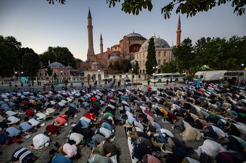 10 July 2020, Turkey, Istanbul: Muslims perform evening prayers in front of the Hagia Sophia museum, on the day of the court decision that revoked its status as a museum to be turned into a mosque. The former Istanbul museum will hold Muslim prayers today for the first time since it was reconverted into a mosque by a presidential decree on July 10. Photo: Yasin Akgul/dpa.