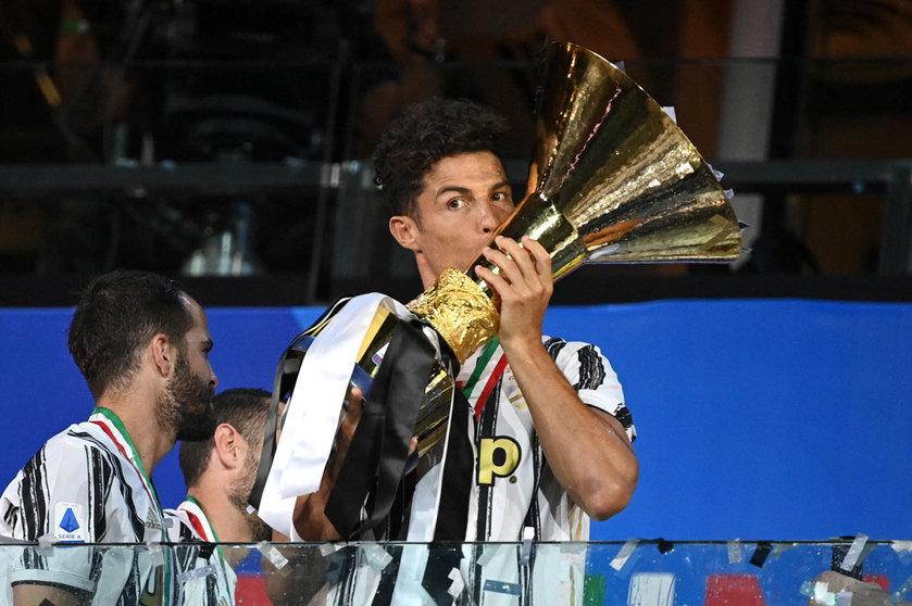 Italy, Turin: Juventus&#39; Cristiano Ronaldo kisses the Coppa Campioni d&#39;Italia trophy after Juventus won the 2019-2020 Italian Serie A chamoionship, following the end of the the Italian Serie A soccer match between Juventus and AS Roma at the Allianz Stadium. Photo: Massimo Paolone/dpa.
