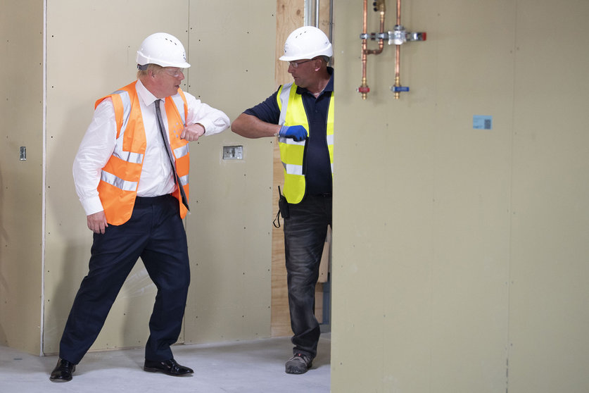 11 August 2020, England, Hereford: UK Prime Minister Boris Johnson (L) greets a worker with an elbow bump during a visit to the construction site of Hereford County Hospital. Photo: Matthew Horwood/dpa.