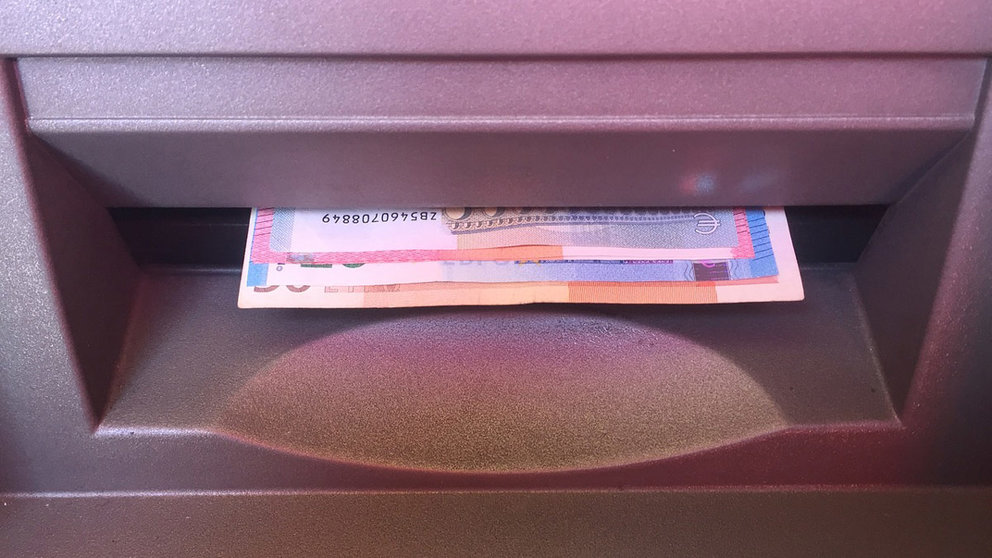 Bank-automat-ATM-money-euro-note