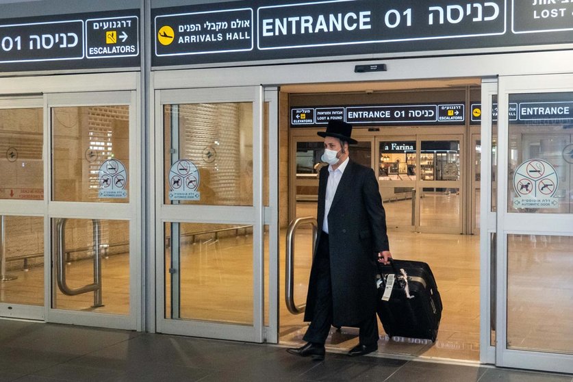 03 August 2020, Israel, Tel Aviv: A passenger on a United Airlines flight from New York, arrive at Ben Gurion International Airport despite travel restrictions and flight cancellations due to the spread of the coronavirus pandemic. Photo: Nir Alon/dpa.
