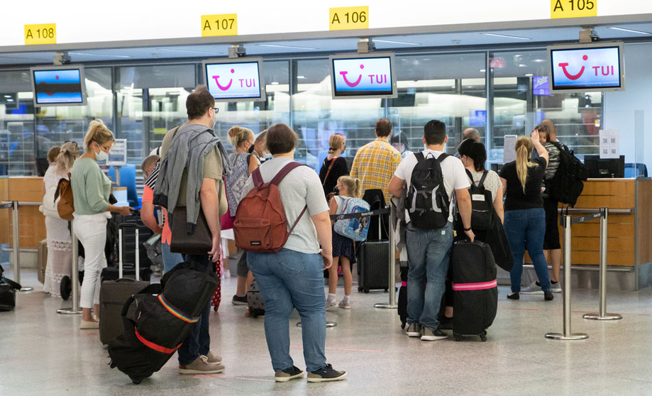 15 August 2020, Lower Saxony, Hanover: Passengers queue up at the Tui check-in counters at Hannover Airport. Germany has declared nearly all of Spain, including the island of Mallorca, as risky areas following a spike of coronavirus cases. Photo: Peter Steffen/dpa.