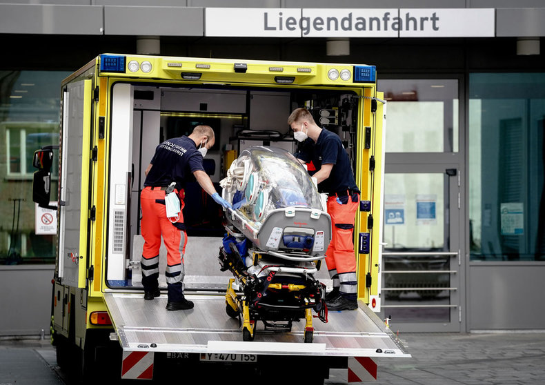 22 August 2020, Berlin: Paramedics from the Bundeswehr rescue service bring back the special stretcher, with which the Russian opposition activist Alexei Navalny was transferred to the Charite hospital, into the Bundeswehr intensive care transporter. Navalny arrived in Berlin for treatment, after spending two days in a Siberian hospital in a comatose condition following a possible poisoning on Thursday. Photo: Kay Nietfeld/dpa.