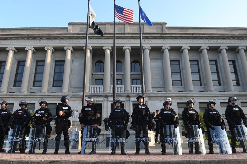 24 August 2020, US, Kenosha: Police officers guard the Kenosha County Court House, after a demonstration following the shooting of Jacob Blake, an African-American man, by a white police officer the day before. Photo: Mark Hertzberg/dpa.