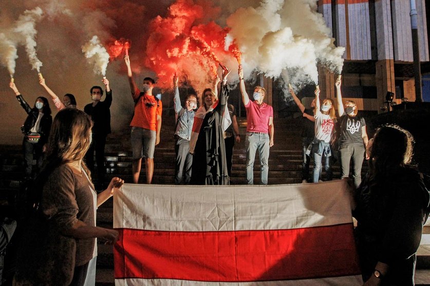 26 August 2020, Ukraine, Kiev: Members of the Belarusian community in Ukraine and Ukrainian activists burn red and white smoke bombs and wave the flag of the Rada of the Belarusian Democratic Republic (the Belarusian opposition flag) during rally in solidarity with the anti-Lukashenko protests in Belarus Photo: Serg Glovny/dpa.