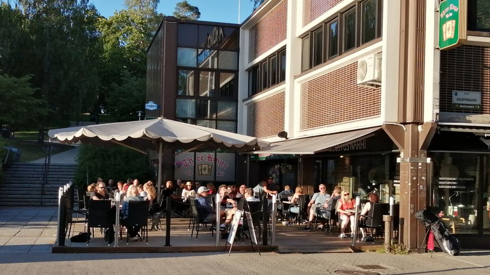 Customers of a restaurant, enjoying a summer terrace. Photo: Foreigner.fi.