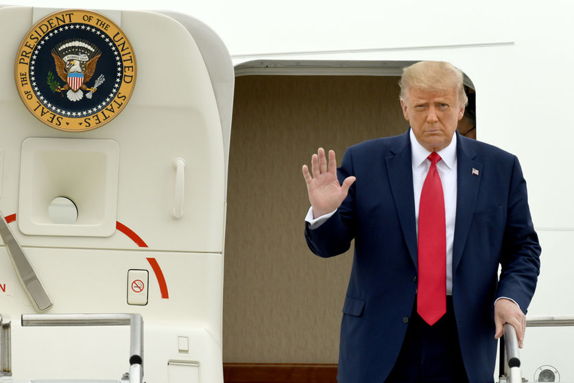 01 September 2020, US, Waukegan: US President Donald Trump waves as he disembarks Air Force One at Waukegan National Airport before heading to Kenosha, in the wake of the recent anti-racism protests that followed the shooting of black man Jacob Blake by Police officers. Photo: Rob Dicker/dpa.