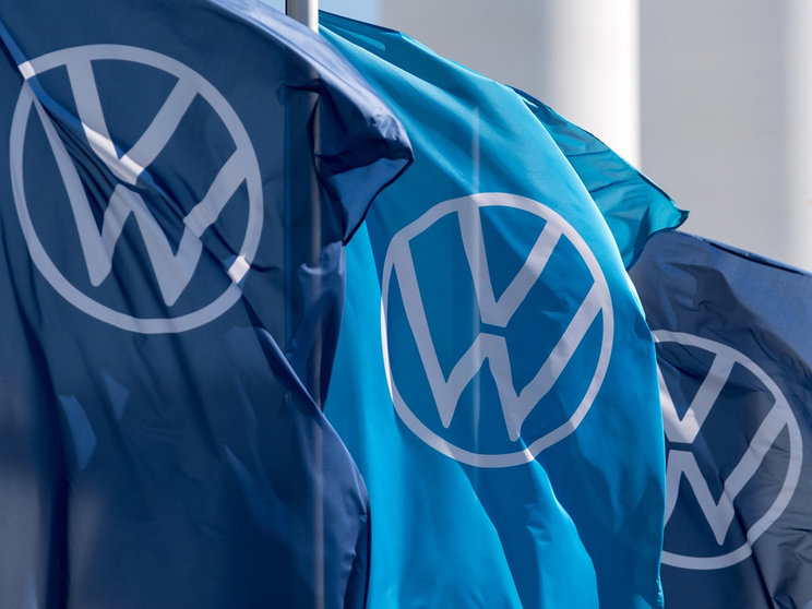 23 April 2020, Saxony, Zwickau: Flags with the VW logo are waving in the Volkswagen vehicle plant in Zwickau. German carmaker Volkswagen has already initiated settlement talks with lawyers in around half of the 50,000 outstanding individual claimant cases regarding its emissions cheating scandal, dpa has learned. Photo: Hendrik Schmidt/dpa.