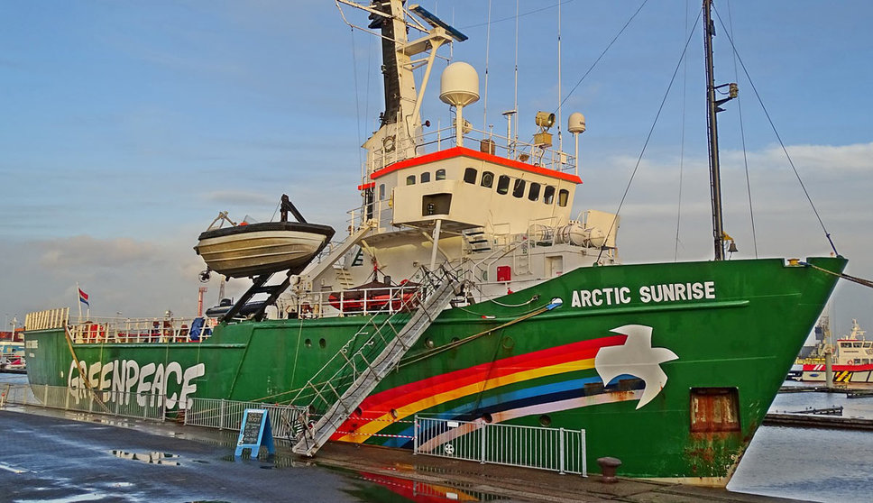 Greenpeace-boat-ship-Arctic-sunrise