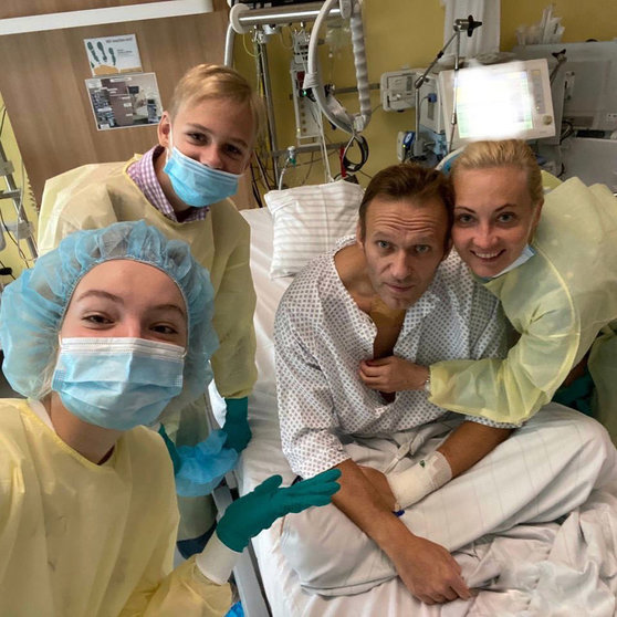 HANDOUT - 15 September 2020, Berlin: (L-r) Daria Navalny, her brother Zahar, her father, the Russian opposition Aleksei Navalny and his wife Julia make a selfie at the sickbed. Photo: -/Daria Navalny Instagram/dpa