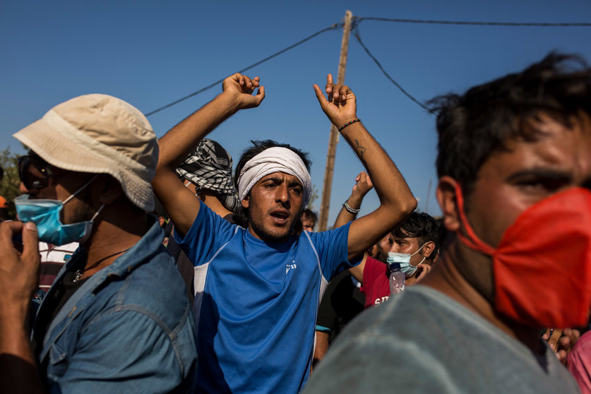 11 September 2020, Greece, Moria: Migrants take part in a protest to call for their resettlement after the massive fire that burnt out the refugee camp of Moria which almost destroyed it, leaving more than 12,000 migrants homeless. Photo: Socrates Baltagiannis/dpa.