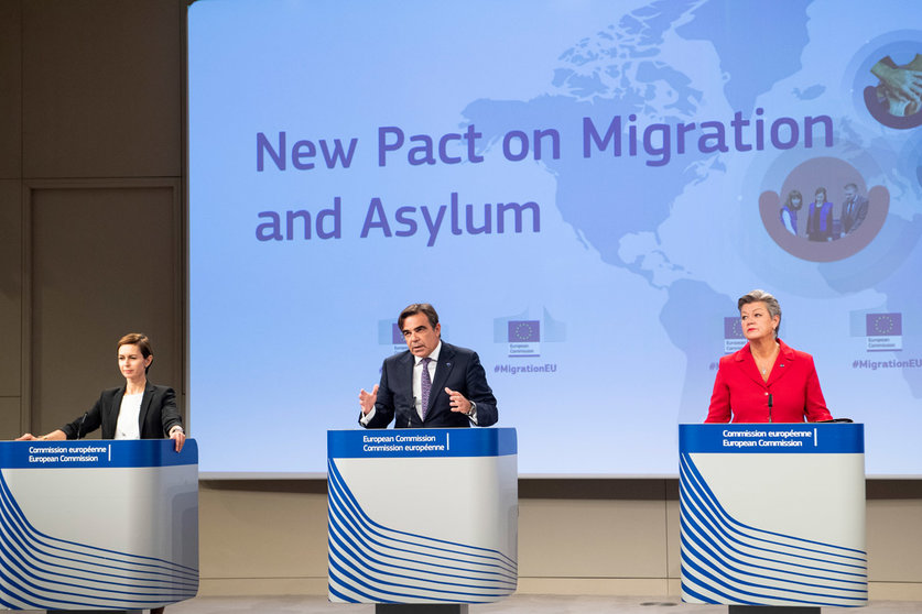 European Commissioner for Promoting our European Way of Life Margaritas Schinas (C) and European Commissioner for Home Affairs Ylva Johansson (R) attend a press conference on a New Pact for Migration and Asylum at the European Commission. Photo: Lukasz Kobus/European Commission/dpa.