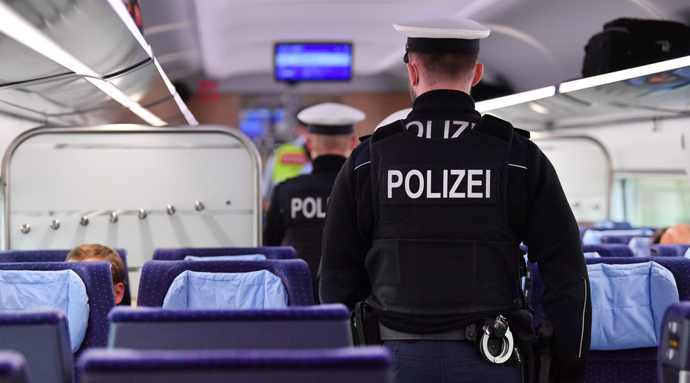 21 October 2020, Saxony, Leipzig: Policemen walk through the isle of a train heading from Munich to Hamburg to inspect the passengers&#39; adherence to obligatory protective mask wearing on public transportation. Photo: Martin Schutt/dpa.
