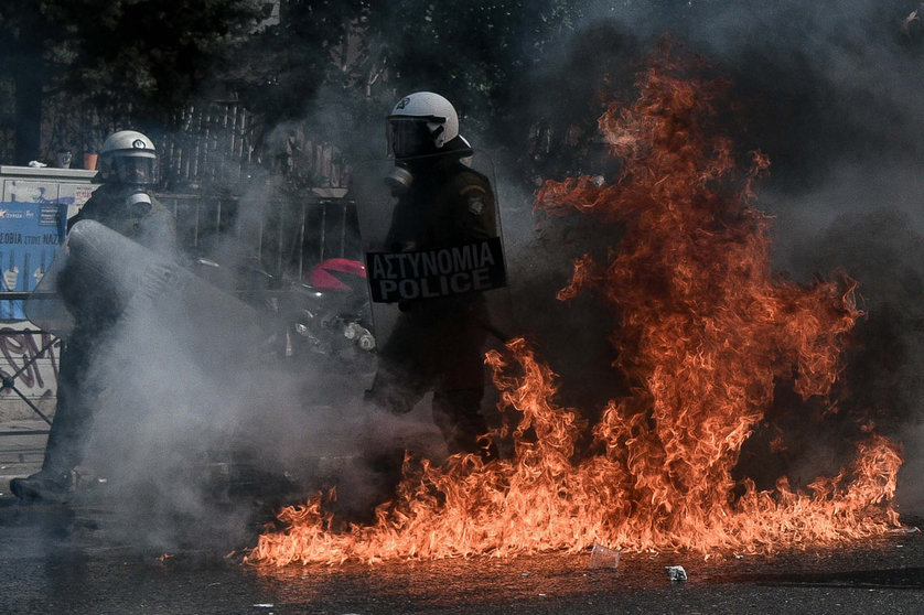 07 October 2020, Greece, Athens: Protesters clash with policemen during a protest after the Greek Court of Apeal found members of the right-wing extremist party Golden Dawn guilty on charges of killing an anti-fascist rapper in 2013. Photo: -/Eurokinissi/dpa.