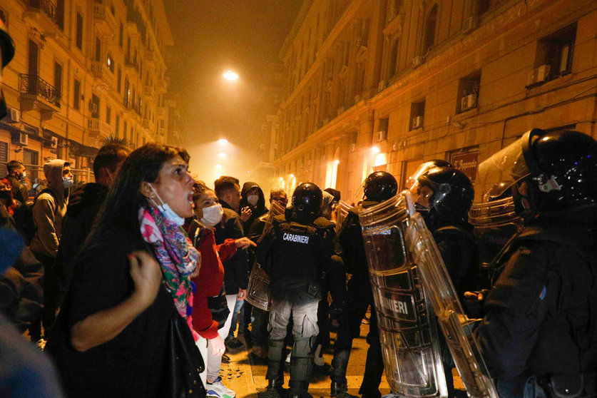 23 October 2020, Italy, Naples: People clash with police forces during a protest against a curfew and a planned lockdown for the Campania region amid the spread of the coronavirus pandemic. Photo: Fabio Sasso/dpa.