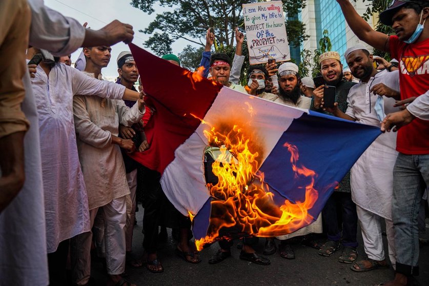30 October 2020, Bangladesh, Dhaka: Bangladeshi Muslim protesters burn a French flag during a demonstration against French President Emmanuel Macron&#39;s comments on Islam&#39;s prophet Muhammad cartoons. Photo: Zabed Hasnain Chowdhury/dpa.