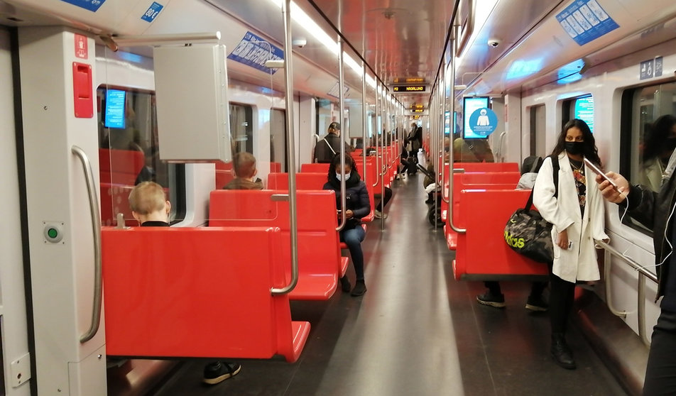 Helsinki subway commuters wearing face masks. Photo: Foreigner.fi