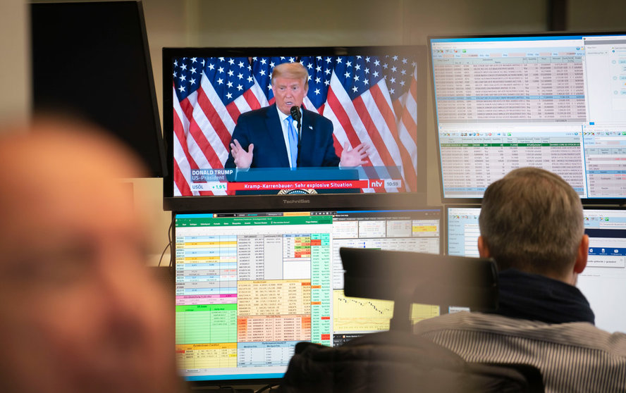 04 November 2020, Hessen, Frankfurt: Traders sit in the trading room of the Frankfurt Stock Exchange in front of their monitors, which also show reports on the US presidential election. Photo: Frank Rumpenhorst/dpa.