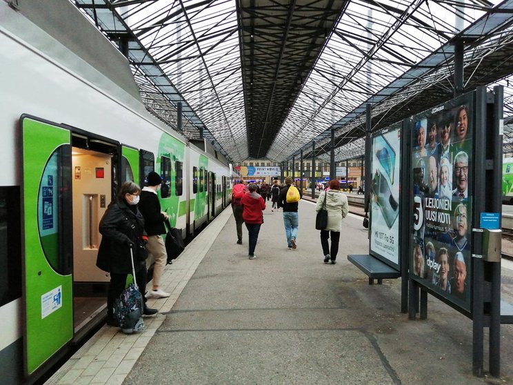 Passengers wearing protective masks get off a train at Helsinki central station. Photo: Foreigner.fi.