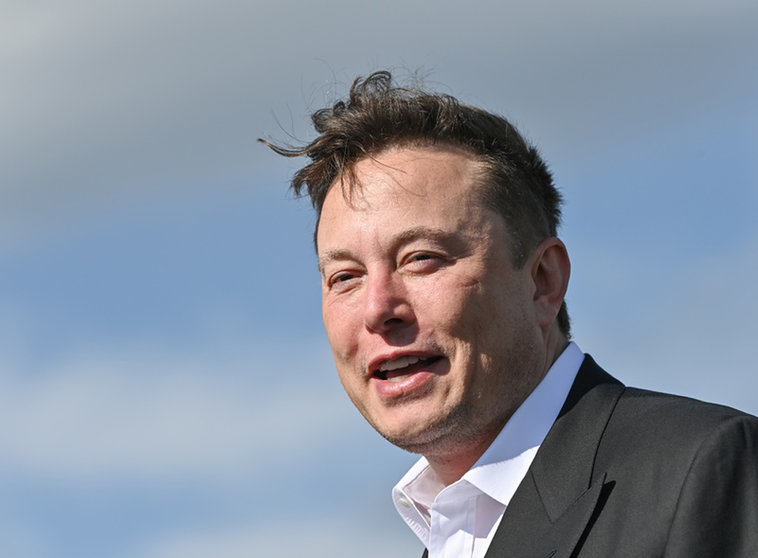 FILED - Elon Musk, Tesla-Chef, steht auf der Baustelle der Tesla Gigafactory. Musk vermutet, dass er an Covid-19 erkrankt ist - ist sich aber nach widersprüchlichen Testergebnissen unsicher. Photo: Patrick Pleul/dpa.