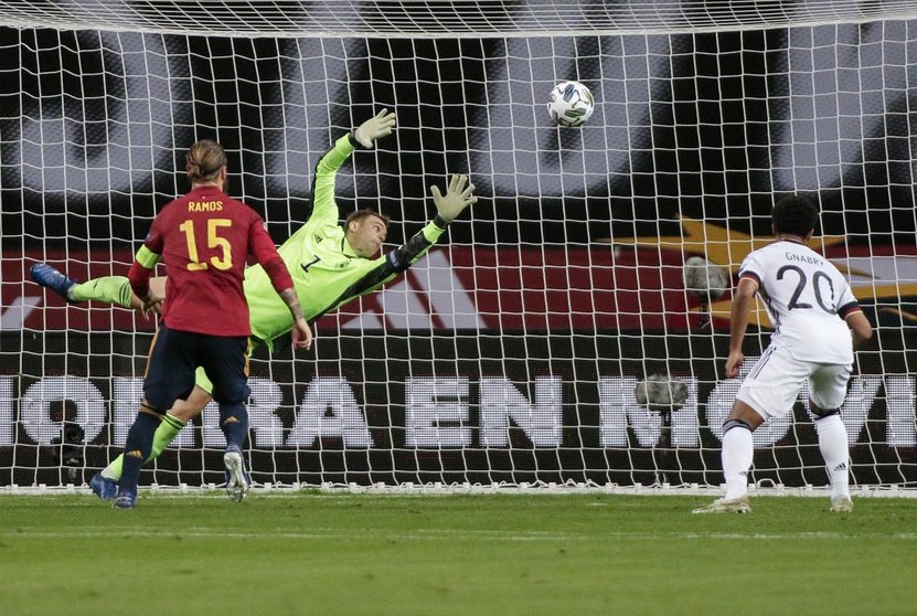 17 November 2020, Spain, Seville: Germany goalkeeper Manuel Neuer (C) fails to save a goal from Spain's Alvaro Morata (not pictured) who scores his side's first goal during the UEFA Nations League Group D soccer match between Germany and Spain at La Cartuja Stadium. Photo: Daniel Gonzales Acuna/dpa - IMPORTANT NOTICE: DFL and DFB regulations prohibit any use of photographs as image sequences and/or quasi-video.