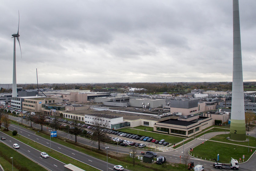 17 November 2020, Belgium, Puurs: An aerial view of the production site of Pfizer pharmaceutical company. Pfizer and its German partner BioNTech have made further gains with their promising Covid-19 vaccine, announcing on Wednesday that the drug is 95-per-cent effective and passed a key safety milestone. Photo: Dirk Waem/BELGA/dpa.