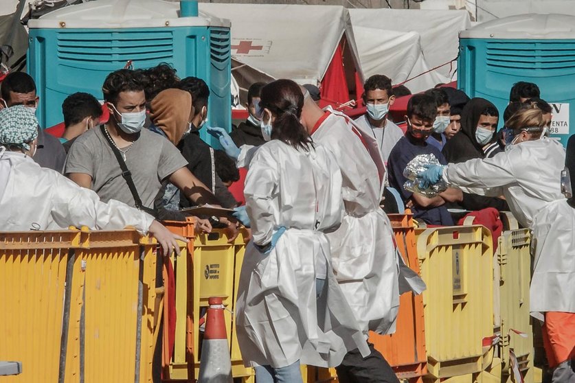 18 November 2020, Spain, Gran Canaria: Migrants queue at the Arguineguin Quay in Gran Canaria where more than 2,300 migrants remain crowded on the dock after spending the night in the camp that was set up last August in the port area. Photo: -/EUROPA PRESS/dpa.