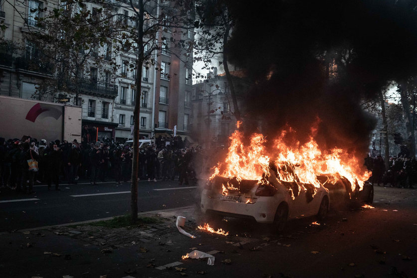 28 November 2020, France, Paris: A car burns during a protest against police brutality and the controversial Global Security bill that will restrict video recordings of police operations. Photo: Chris Huby/Le Pictorium Agency via ZUMA/dpa.