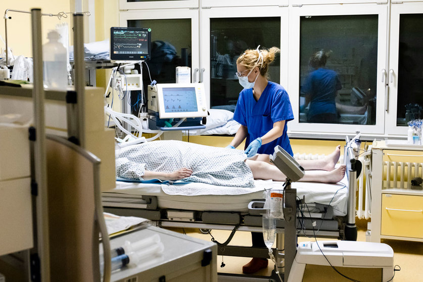 03 December 2020, Schleswig-Holstein, Kiel: Melina Luetje, a nurse at the intensive care unit of the University Medical Center Schleswig-Holstein, attends to a patient suffering from coronavirus-related complications. Photo: Frank Molter/dpa