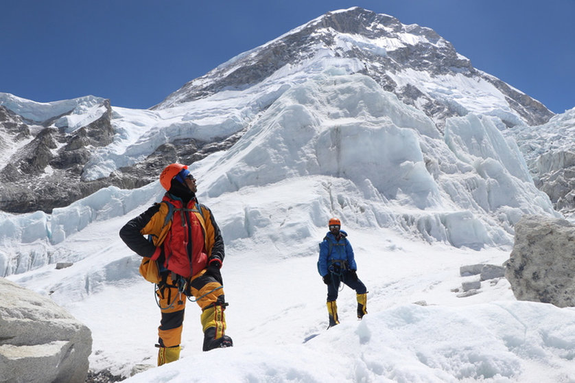 FILED - Khim Lal Gautam (left) checks out the peak of Mount Everest during an ascent in 2019. The newly measured height of Mount Everest is 8,848.86 metres, Chinese Foreign Minister Wang Yi revealed on Tuesday, in a joint announcement with Nepal. Photo: Tshiring Jangbu Sherp/privat/dpa - ATTENTION: editorial use only in connection with the latest coverage and only if the credit mentioned above is referenced in full